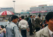 广州火车站的拥挤人群＂height=